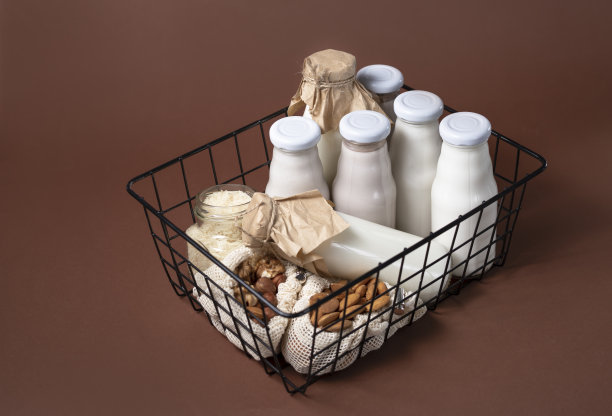 由坚果和谷物制成的多种素食牛奶，装在玻璃瓶中。清淡的素食概念，用榛子、燕麦、椰子、杏仁、核桃和大米做成的牛奶饮料图片下载