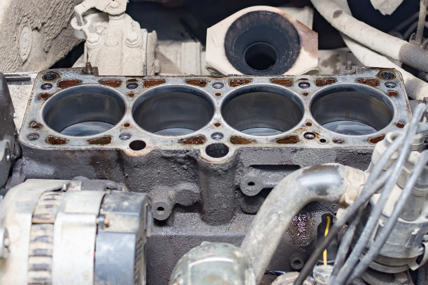 一辆汽车在修理过程中被拆解的内燃机。图片下载