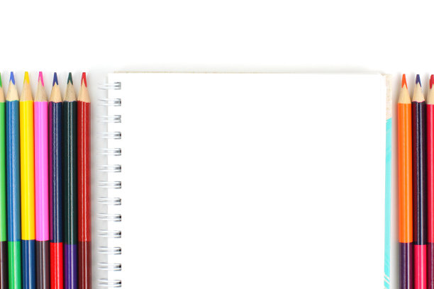 彩色铅笔和素描本上的白色背景，复制空间。图片下载