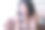 清晨，一个微笑着的年轻女子拿着床头的闹钟醒来。生活方式的概念。图片下载