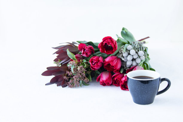 咖啡和红色郁金香的图案图片下载