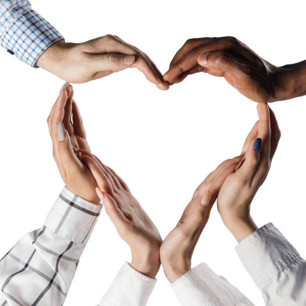 特写的人的手，使形状的心孤立在白色的背景图片下载