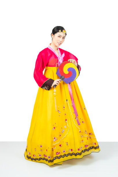 女子身穿色彩鲜艳的韩服，将韩国传统服饰孤立在白色背景上。图片下载