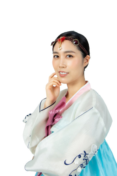 年轻迷人的韩国女人的肖像与韩服，传统的韩国服装微笑与白色的背景。成年女子拥有美丽的脸庞微笑的牙齿图片下载