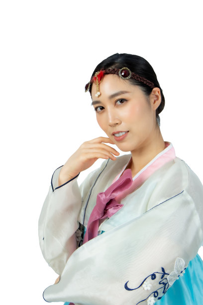 年轻迷人的韩国女人的肖像与韩服，传统的韩国服装微笑与白色的背景。成年女子拥有美丽的脸庞微笑的牙齿图片下载