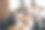 女演讲者在讲习班大厅演讲。观众或会议厅。参与者，坐在桌子旁倾听的同事。图片下载
