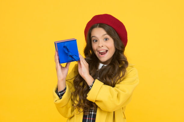 去购物。小女孩法国贝雷帽。快乐的生日礼物。购物时间。这是给你的。快乐的节日问候。时髦的巴黎女孩礼物盒。来自法国的小纪念品。巴黎精神图片下载