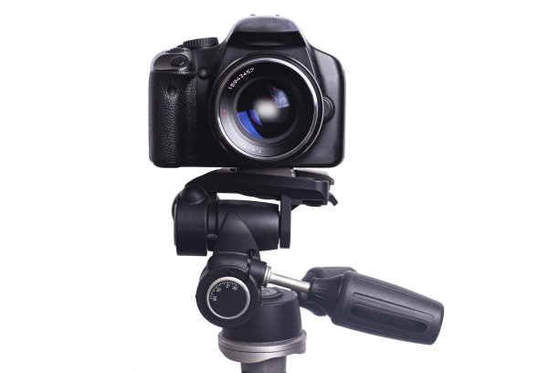 数码相机在黑色三脚架孤立在白色背景图片下载