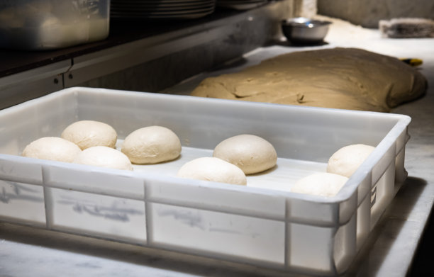 面包房中生面包的准备工作图片下载