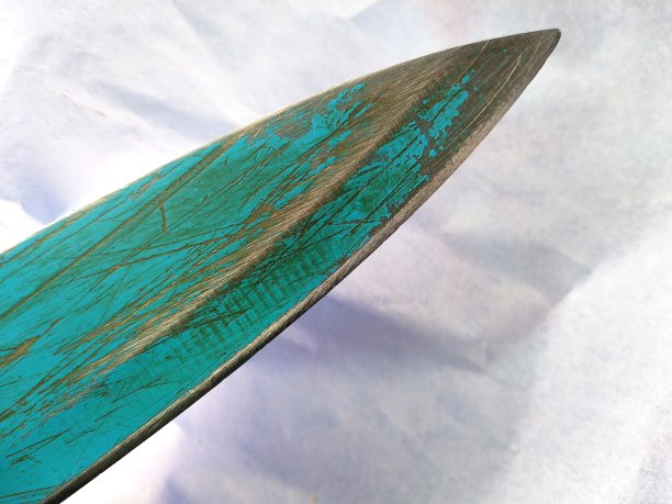 旧的厨房刀片，磨得很粗糙，有划痕图片下载