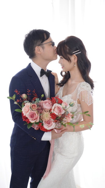 一对亚洲华人夫妇的结婚照图片下载