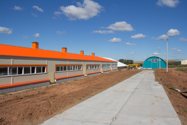 机库仓库。机库由金属框架和夹层板制成的现代墙体材料构成。由框架和面板组成的预制建筑图片下载