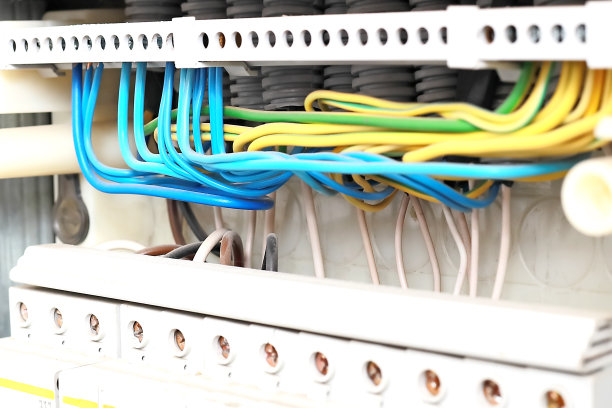 这是一个干净的电子屏蔽与正确布线的新电线在特写。图片下载