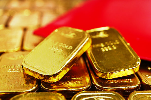 靠近两根金条装饰在红色信封(昂包)上，放在一组金条的背景上。中国新年装饰。图片下载