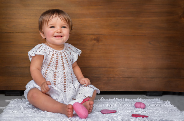 木制背景上有一颗心的孩子的肖像。图片下载