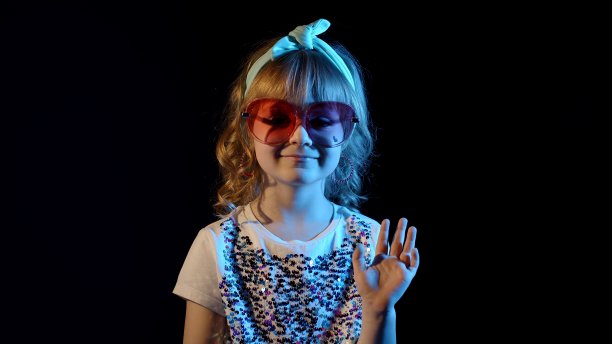 未来主义时髦少女在赛博朋克俱乐部挥手致意图片下载