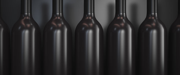 酒精的话题。一排瓶子。完整的框架。图片下载