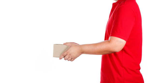 身穿红色制服的男子在白色背景下递送包裹图片下载