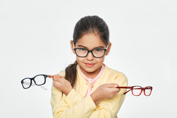 美丽的拉丁美洲小女孩手中拿着许多时尚的眼镜，为儿童矫正视力。孤立在白色图片下载
