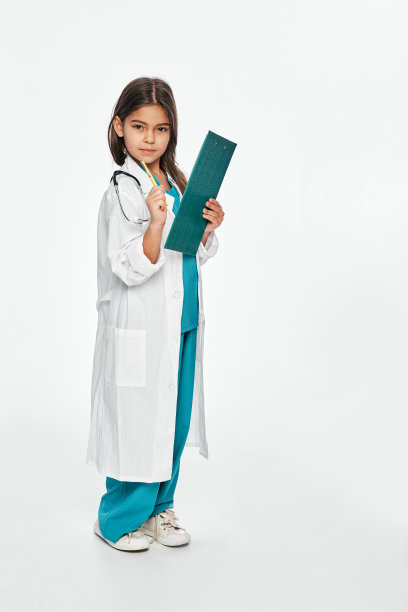 孩子扮演医生，未来的职业。可爱的西班牙小女孩在她的写字板上写下了治疗方法。白色背景图片下载