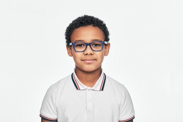 英俊的非洲裔美国孩子与时尚的眼镜，孤立在白色的背景图片下载