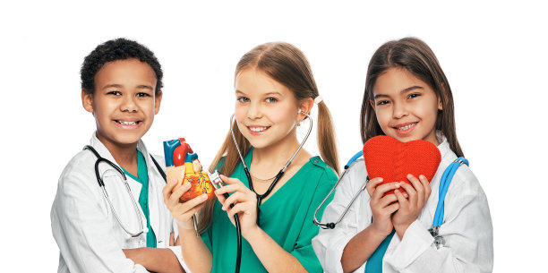 一组阳性的多民族儿童穿着医疗制服和听诊器。医疗保健与支持，未来医生职业的概念图片下载