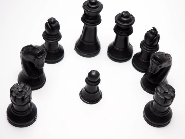 近距离拍摄的棋子在一个白色孤立的背景图片下载