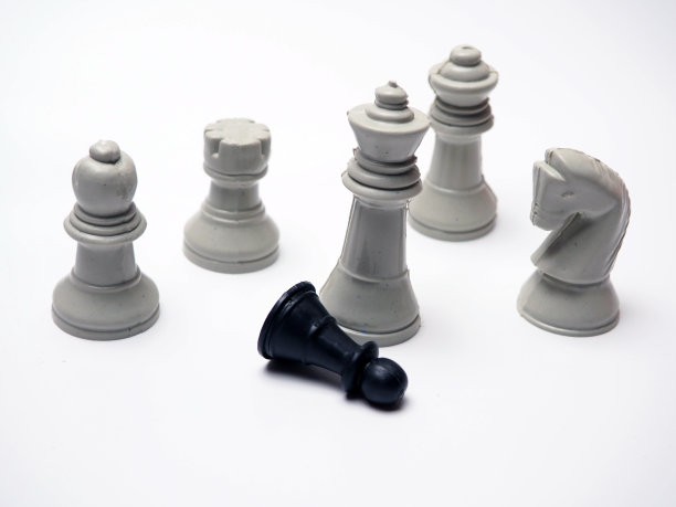 近距离拍摄的棋子在一个白色孤立的背景图片下载