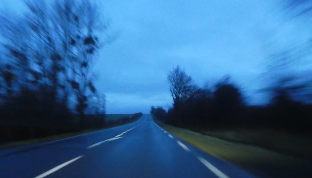 冬天拂晓时荒凉的道路图片下载