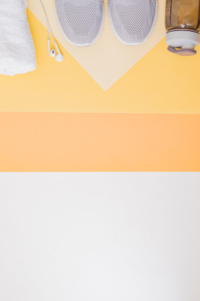 健康生活方式的概念。平铺运动鞋，黄色背景上的新球鞋图片下载