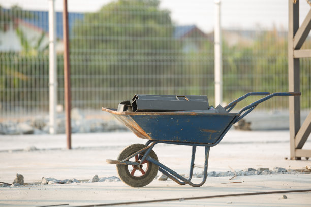 施工现场施工小车上的钢桩图片下载