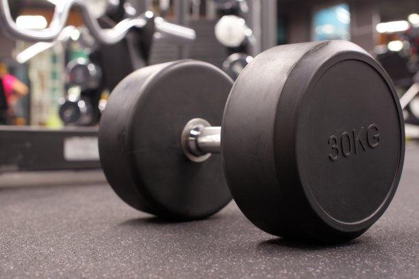 酒桶在地窖里靠近哑铃重量图片下载