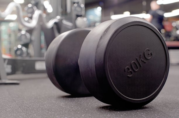 酒桶在地窖里靠近哑铃重量图片下载