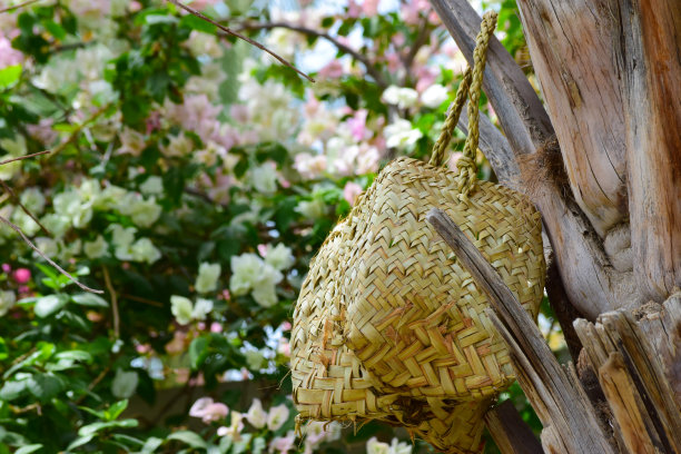 手工制作的枣树盒工具。在花园里，棕榈叶干罐挂木，棕色的背景文化事物阿拉伯风格的图片图片下载