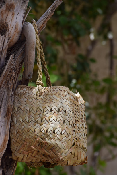 手工制作的枣树盒工具。在花园里，棕榈叶干罐挂木，棕色的背景文化事物阿拉伯风格的图片图片下载