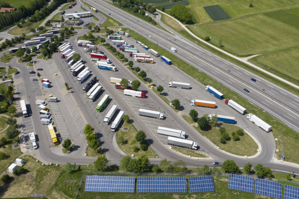 公路卡车站的卡车鸟瞰图图片下载