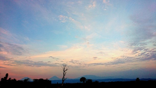 美丽的日落在蓝天图片下载