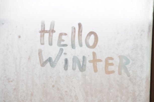 你好,冬天。冰冻玻璃上的铭文。图片下载