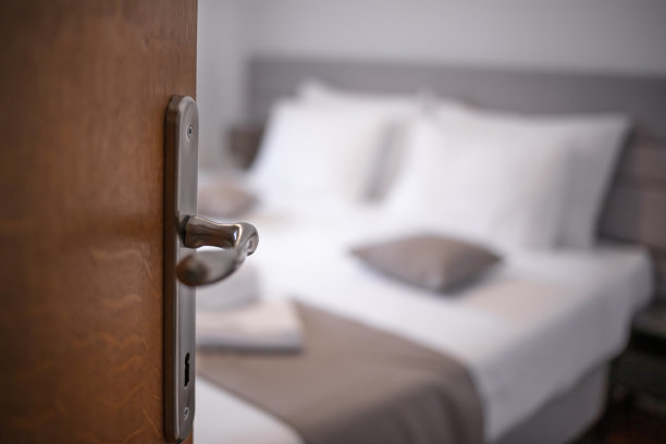 进入酒店房间。图片下载