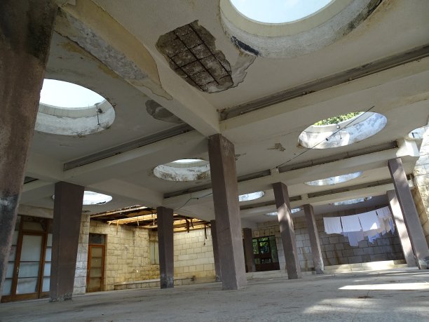 在克罗地亚的达尔马提亚，在里耶卡和杜布罗夫尼克之间的一个小岛上，学校的旧建筑被毁了图片下载