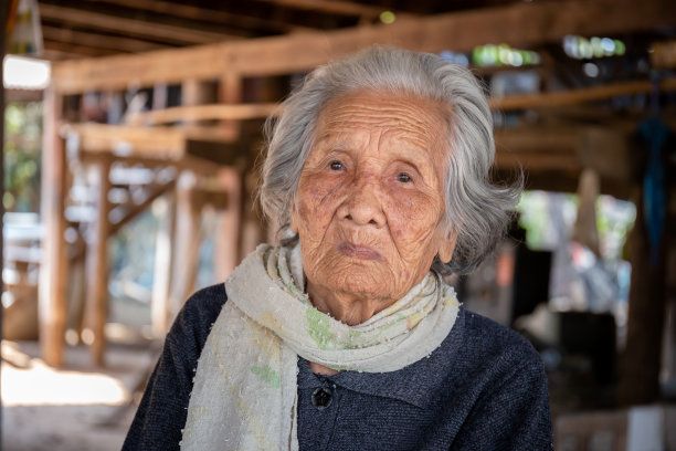 亚洲资深妇女的肖像，年长妇女与短灰色头发看相机，老年妇女的概念图片下载