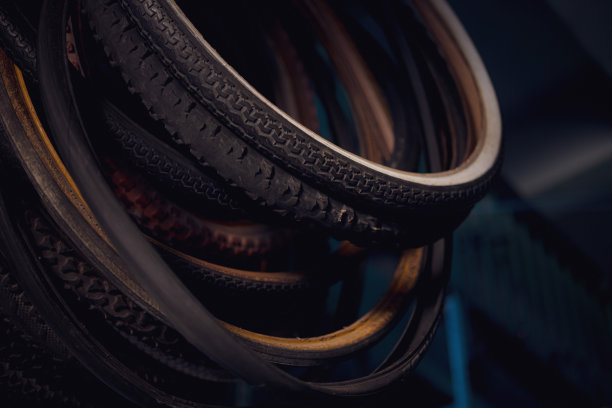 旧自行车轮胎吊的细节图片下载