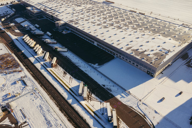 物流中心卸货卡车鸟瞰图。图片下载