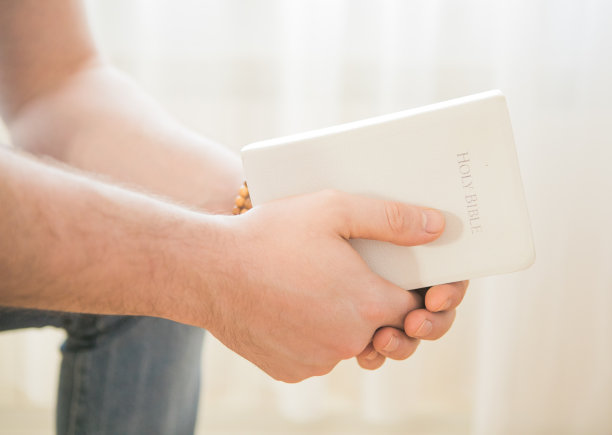 基督徒手里拿着《圣经》。阅读圣经。信仰信仰、灵性和宗教的概念图片下载