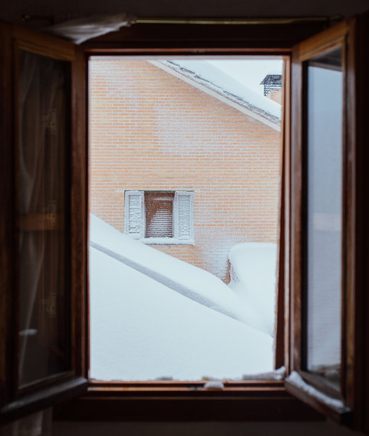 暴雪对建筑。下雪的一天。图片下载