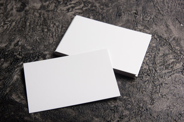 黑色木质背景的空白名片。企业文具，品牌模型。创意设计师的办公桌。平的。文本复制空间图片下载
