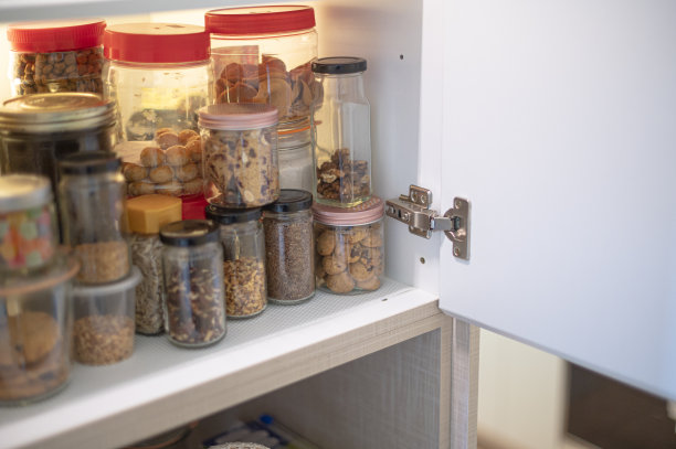 橱柜橱柜里装满了瓶装干粮、蜜饯、饼干、坚果、零食、糖果、生食、面粉、麦片图片下载