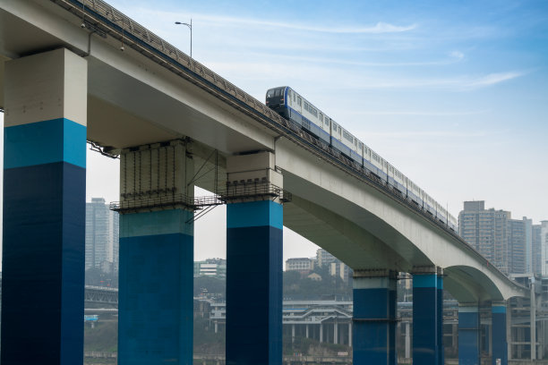 中国重庆高架轻轨，现代城市交通透视。图片下载