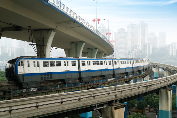 中国重庆高架轻轨，现代城市交通透视。图片下载