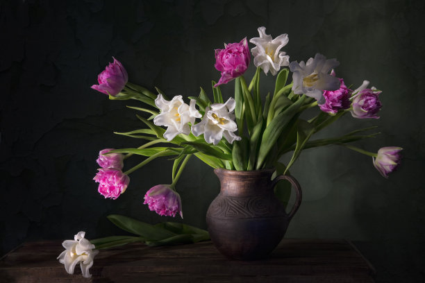 经典的静物与美丽的白色和粉色郁金香花花束在古董陶罐。艺术摄影。图片下载